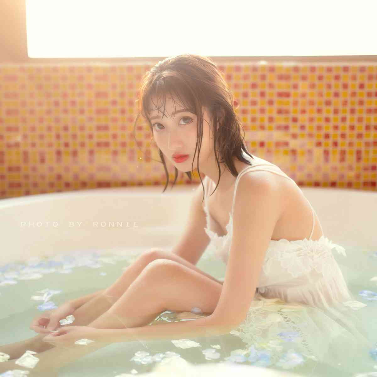 向日葵草莓丝瓜芭乐鸭脖18岁：18岁夏日风情：向日葵草莓丝瓜芭乐鸭脖之旅