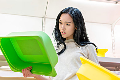 男人桶女人机机的软件：AI社交软件引发性别争议,隐私泄露风险引关注-1